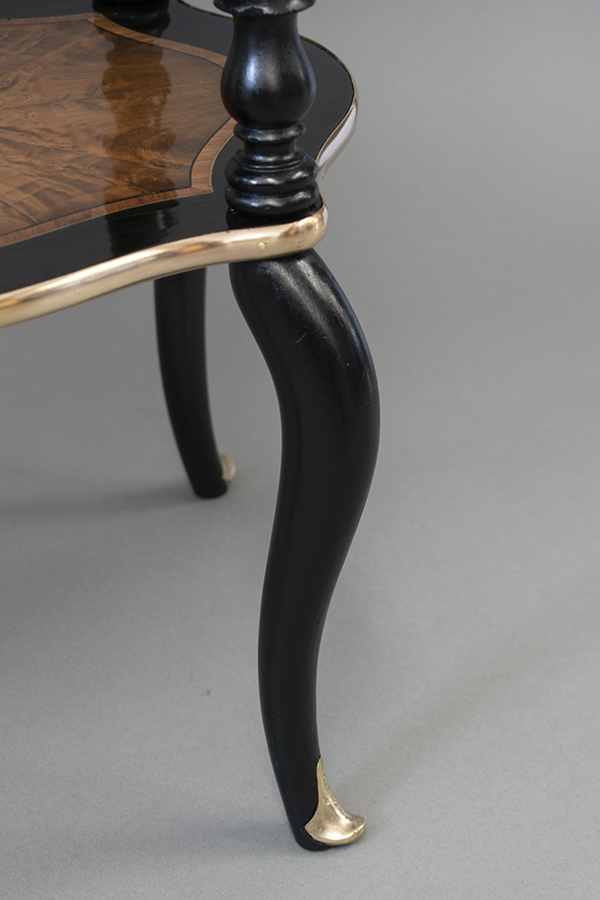 ニコラ リヴァールアンティークテーブルの脚.jpg